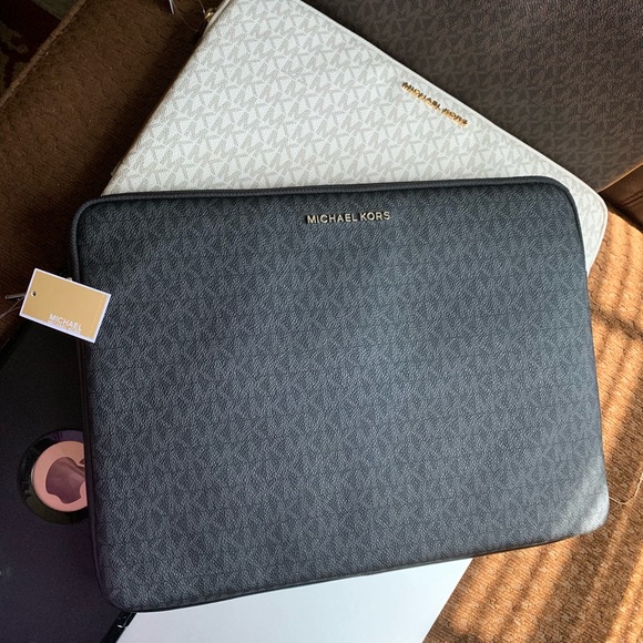 Last one vanilla only 🎉New MK laptops bag 🖤 - Picture 3 of 6